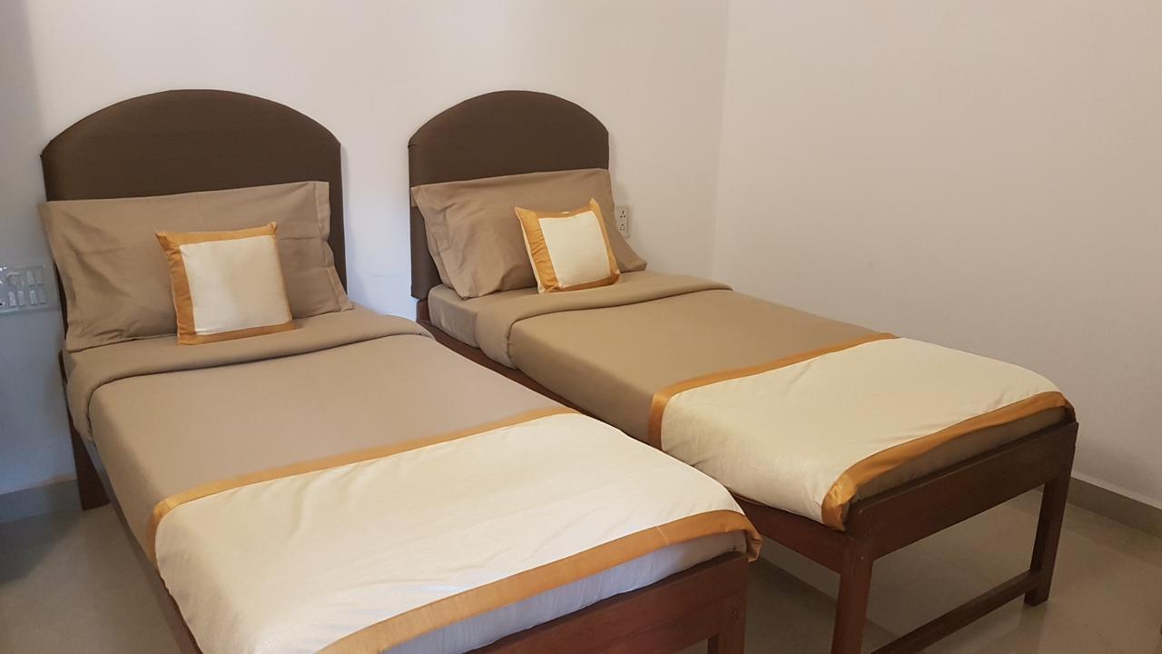 Hill Top Goa Lodge ヴァガトール エクステリア 写真
