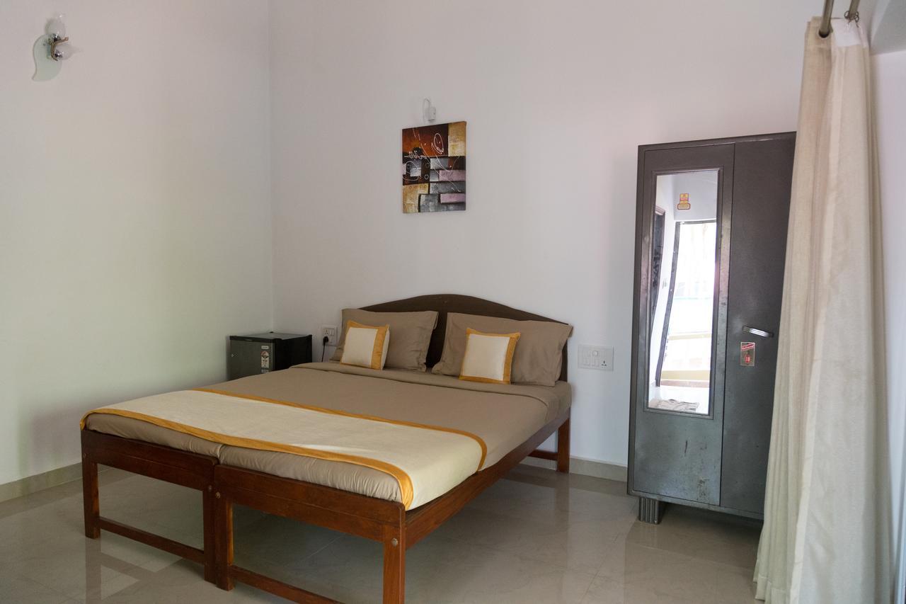 Hill Top Goa Lodge ヴァガトール エクステリア 写真